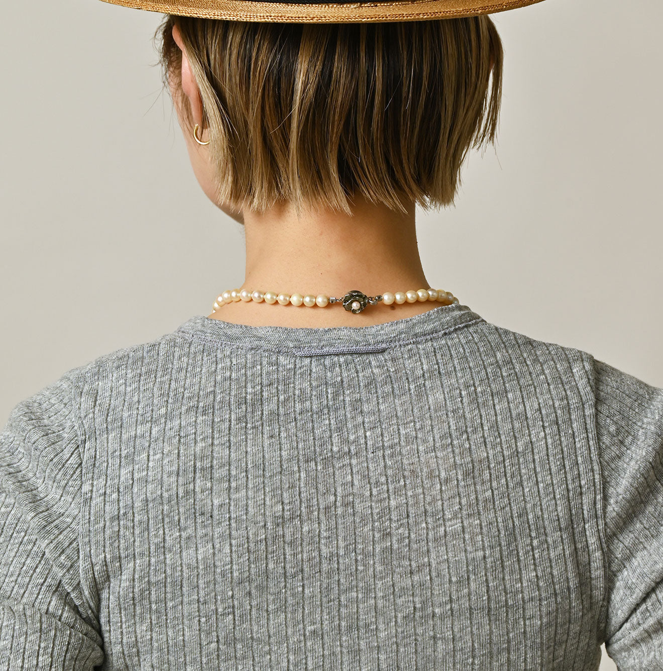 Top Totan Tereko Henley Detail