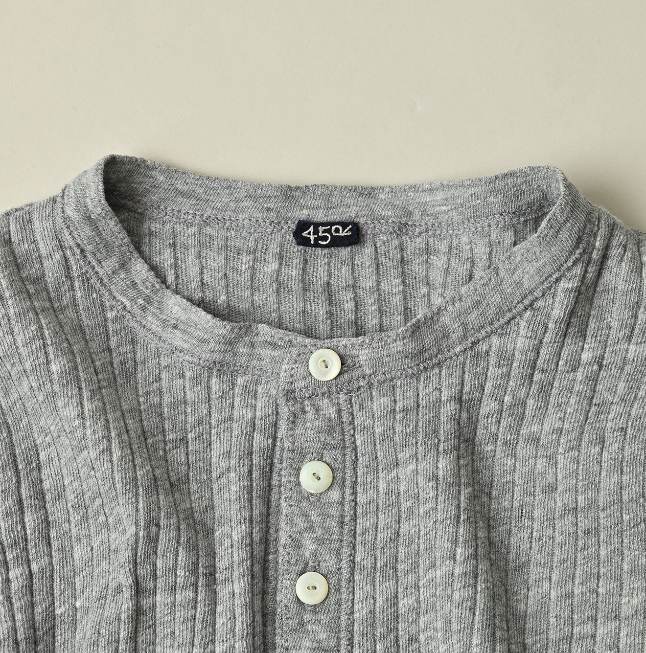 Top Totan Tereko Henley Detail