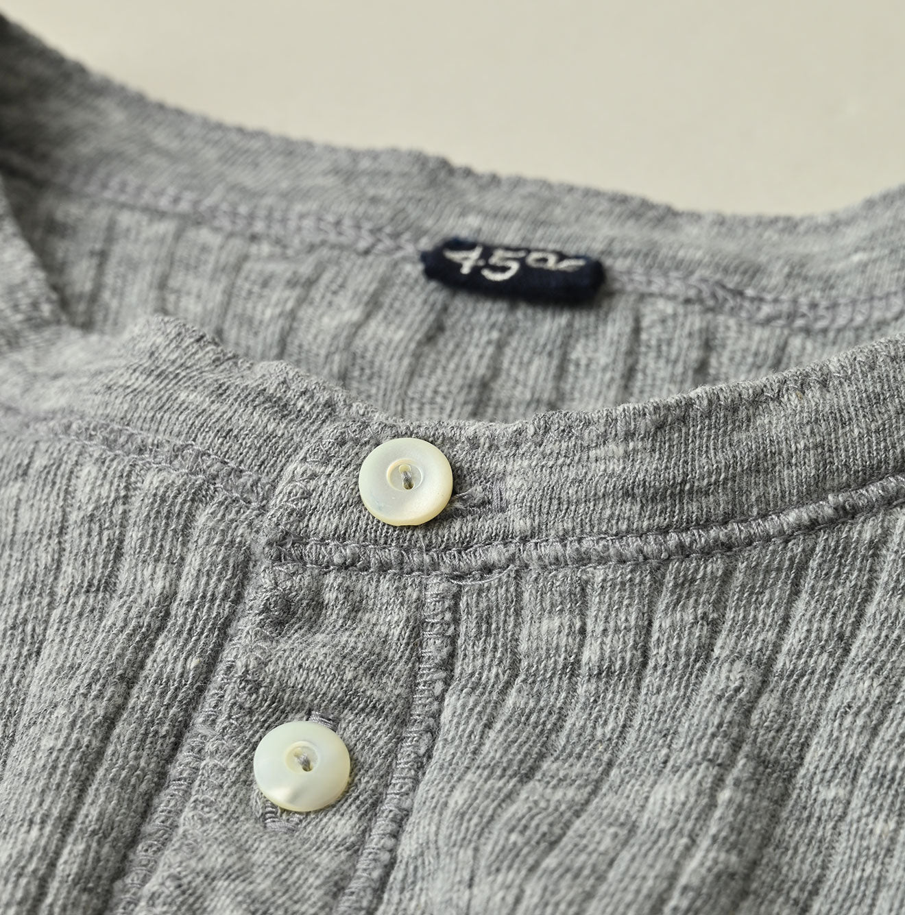 Top Totan Tereko Henley Detail