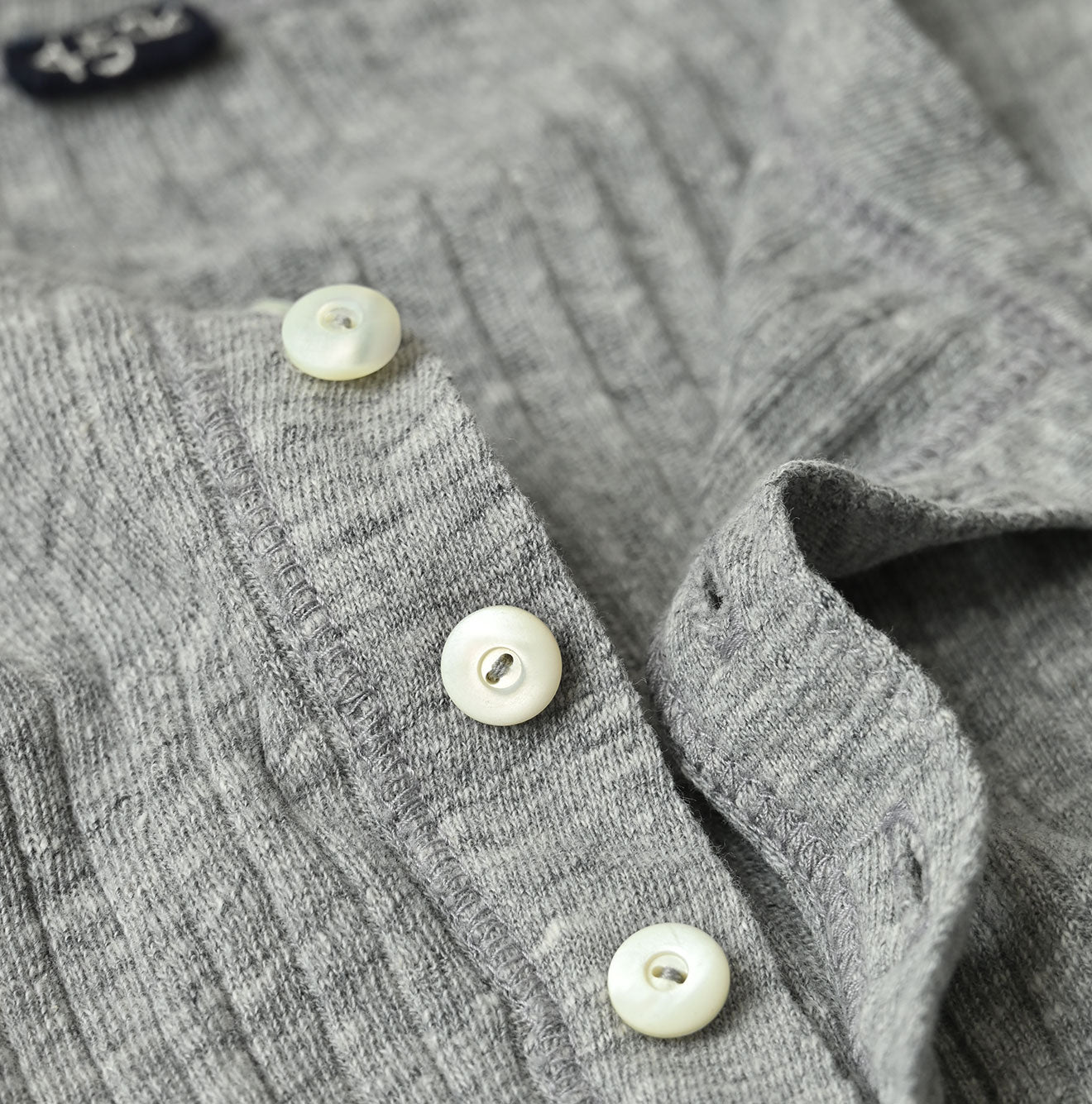 Top Totan Tereko Henley Detail