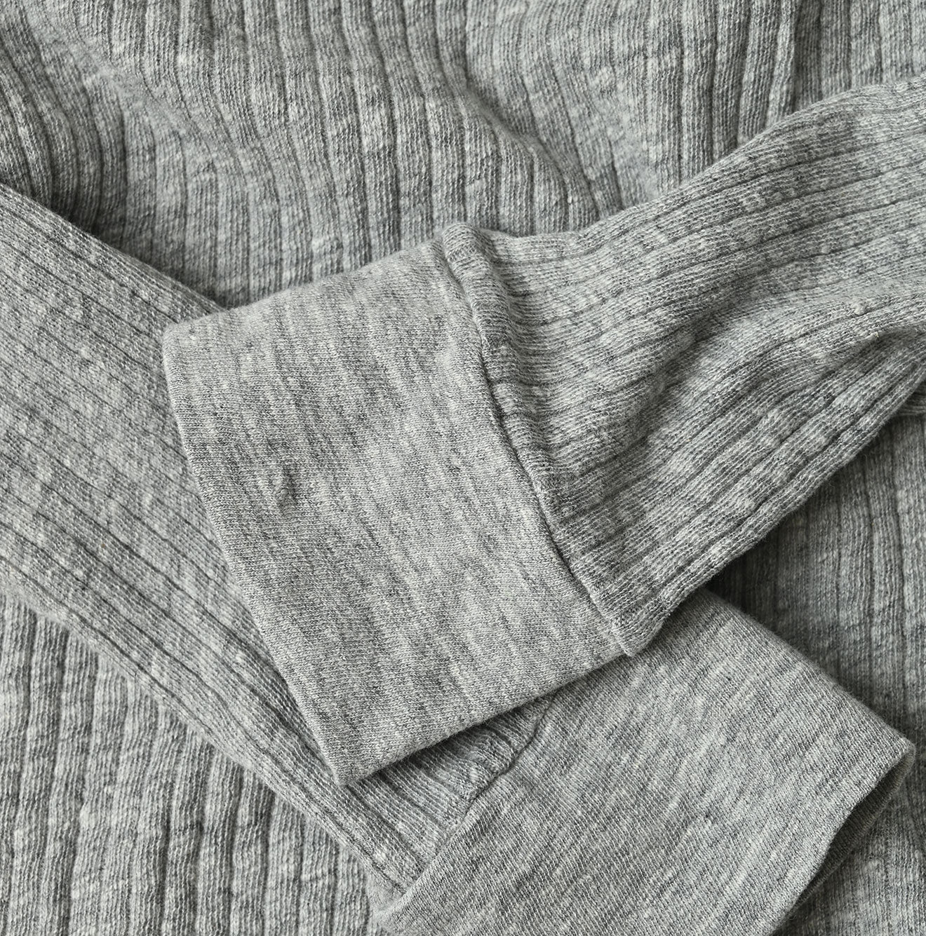 Top Totan Tereko Henley Detail
