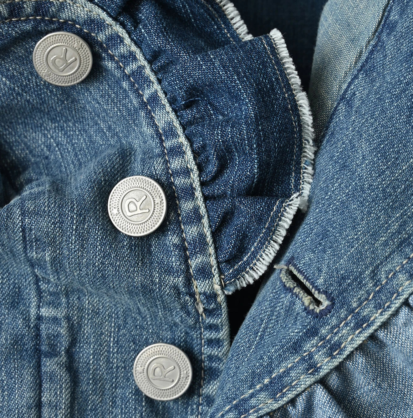 Mugihiko Frill Work Vest Zyu Detail