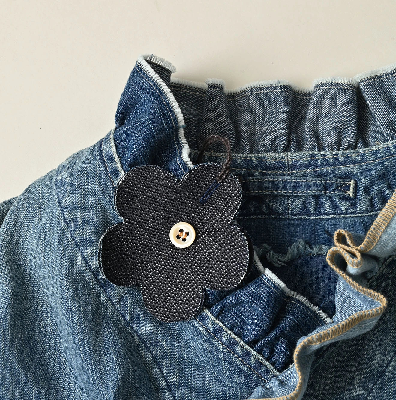 Mugihiko Frill Work Vest Zyu Detail