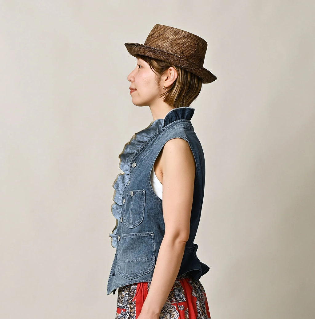 Mugihiko Frill Work Vest Zyu Female Model