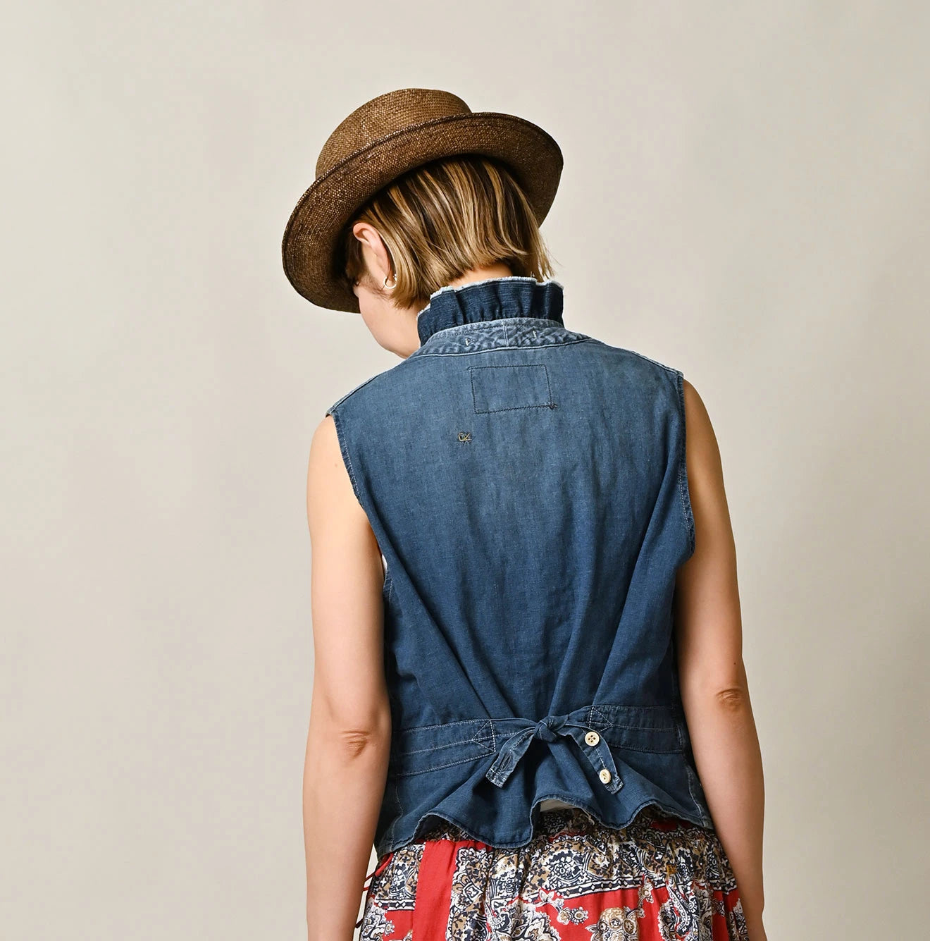 Mugihiko Frill Work Vest Zyu Female Model