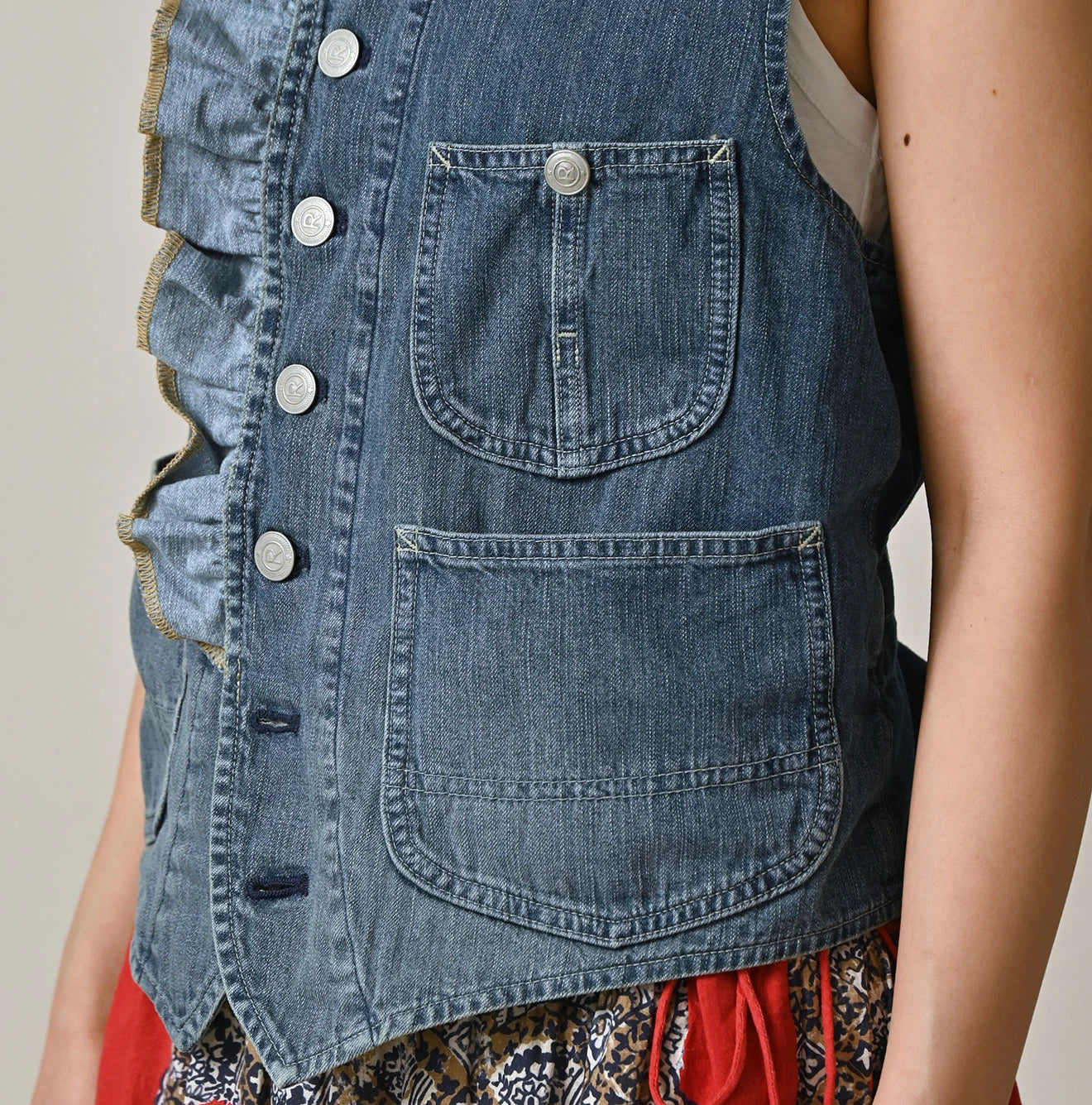 Mugihiko Frill Work Vest Zyu Detail