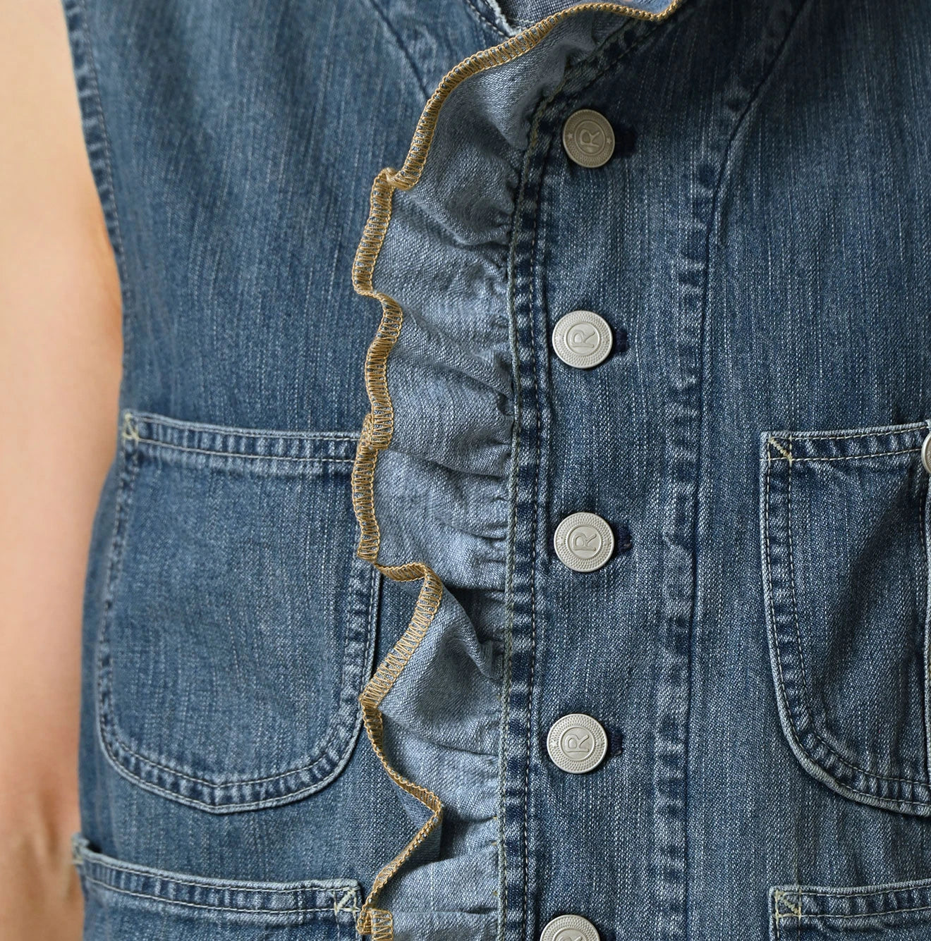 Mugihiko Frill Work Vest Zyu Detail