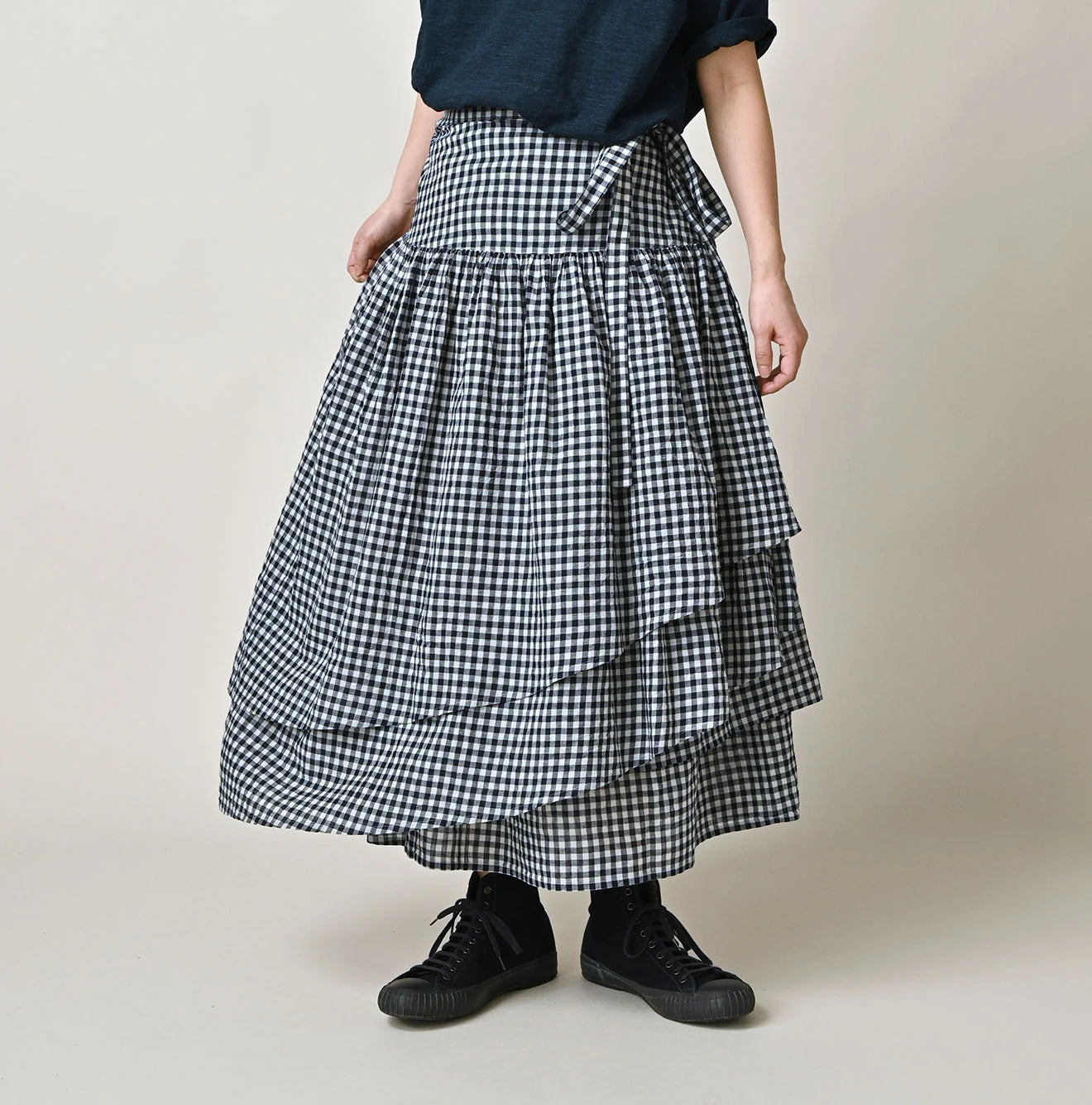 Indigo Gauze Gingham Guruguru Skirt Female Model