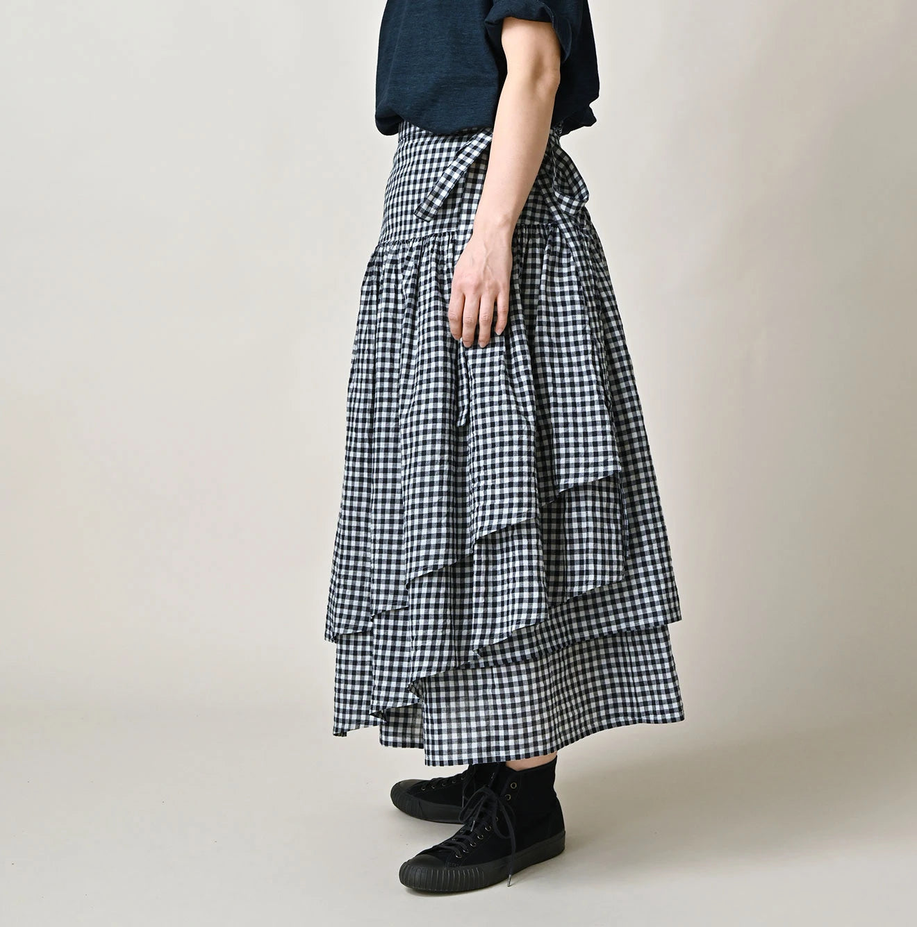 Indigo Gauze Gingham Guruguru Skirt Female Model