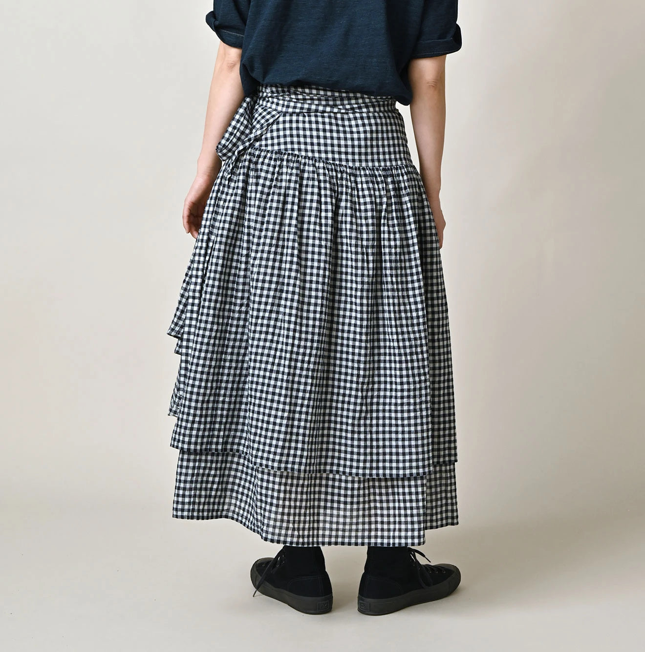 Indigo Gauze Gingham Guruguru Skirt Female Model