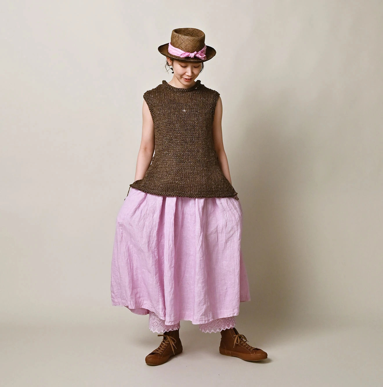 Zakkuri Linen Vest Female Model
