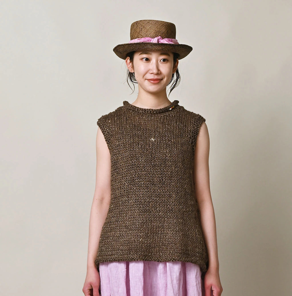 Zakkuri Linen Vest Female Model