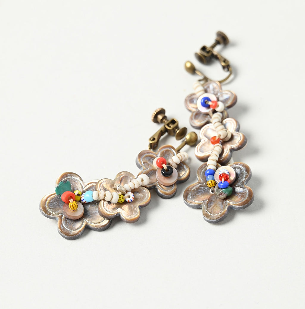Brown Shell de Fleur Earrings Detail