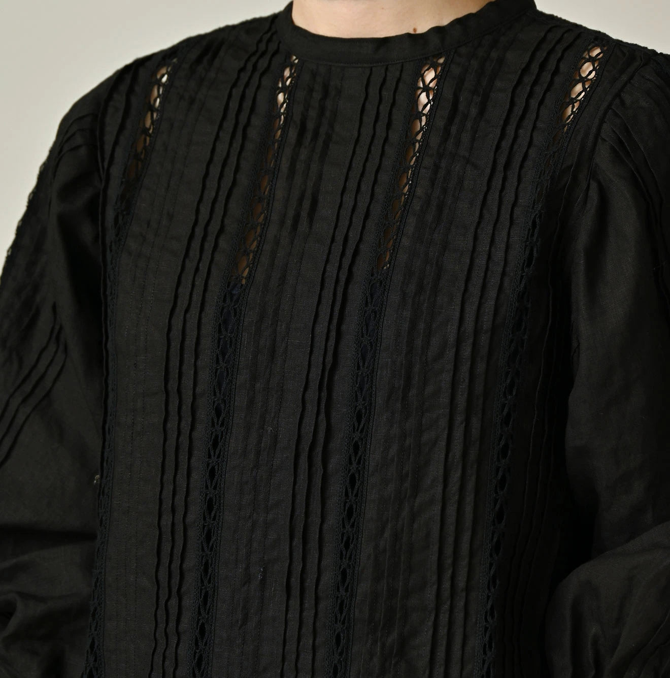 Linen Pintuck Lace Blouse Detail