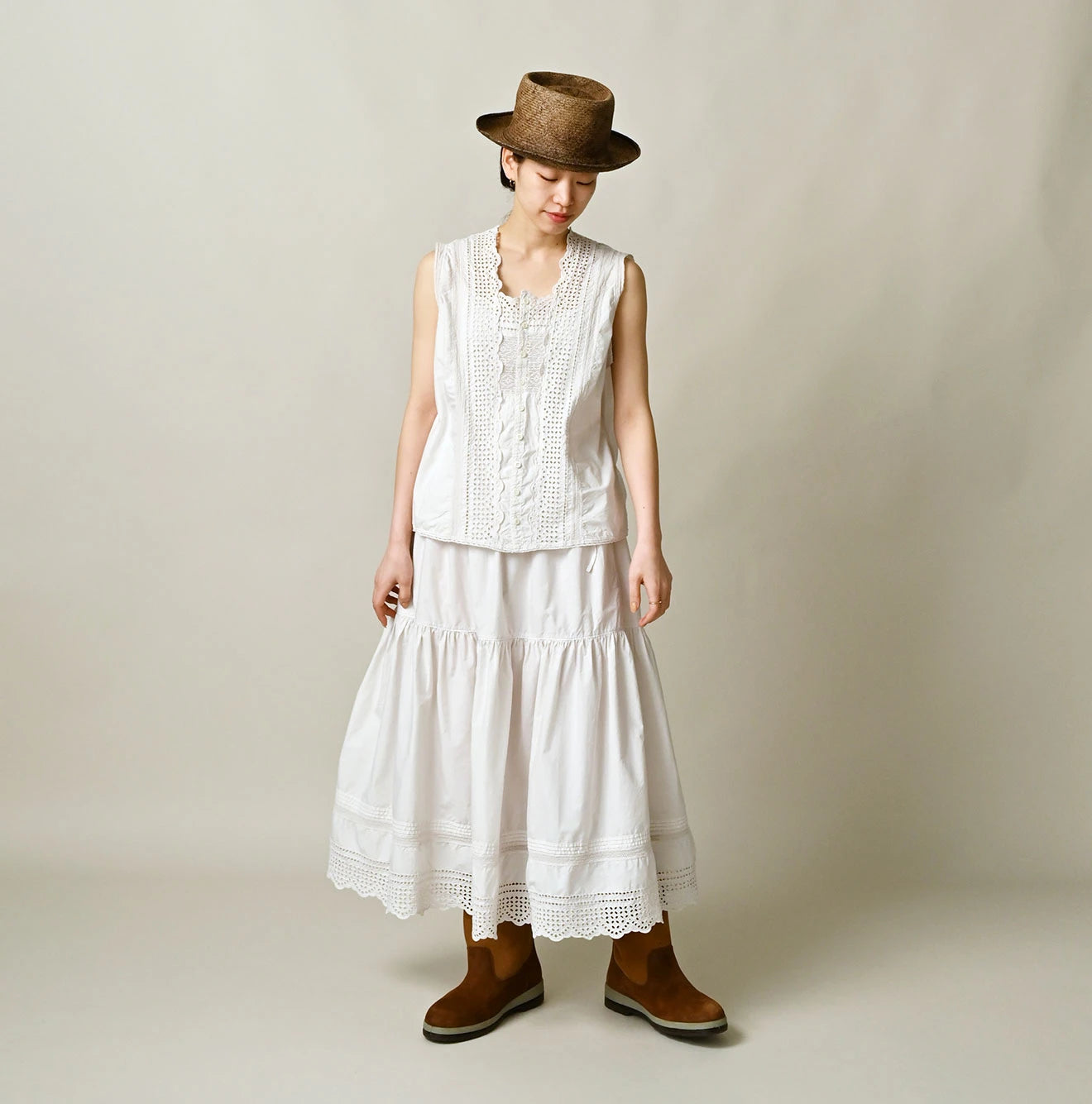Batiste Cutwork Sleeveless Top Antique Female Model