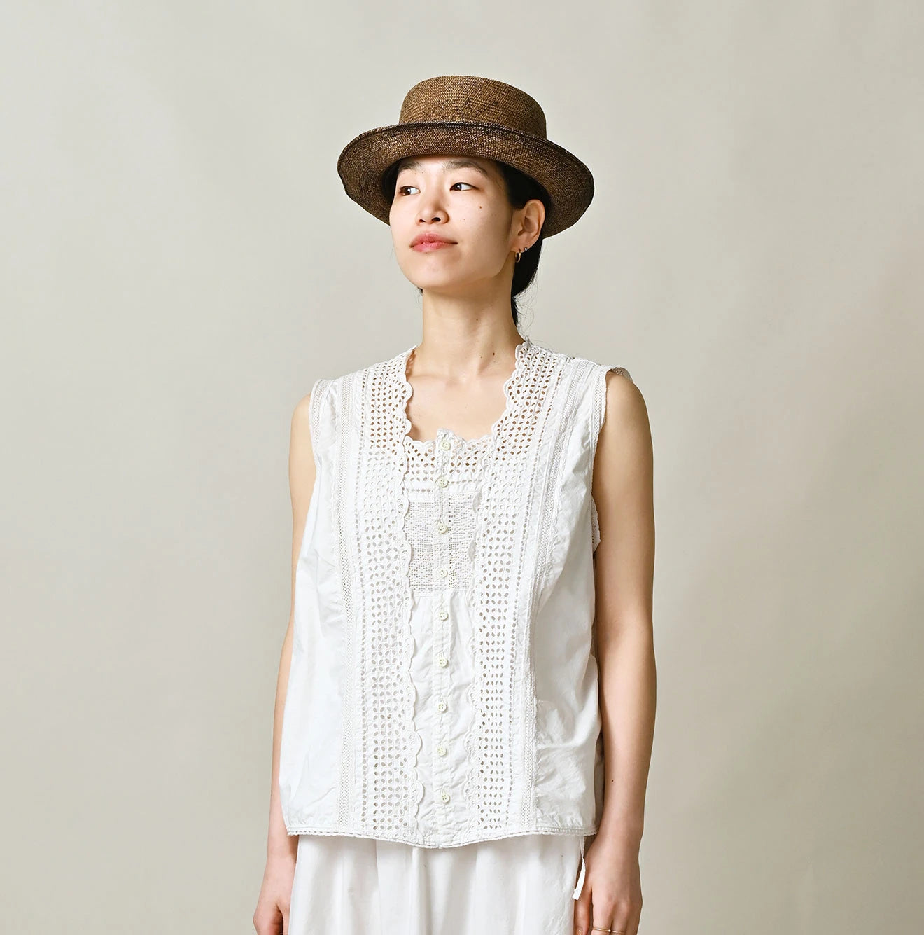 Batiste Cutwork Sleeveless Top Antique Female Model