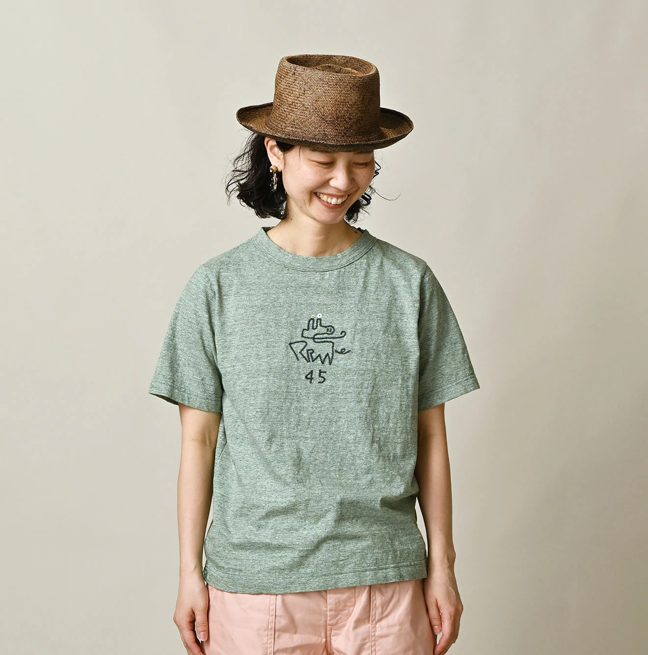 Top Nasuppie Embroidered 908 T-shirt Female Model