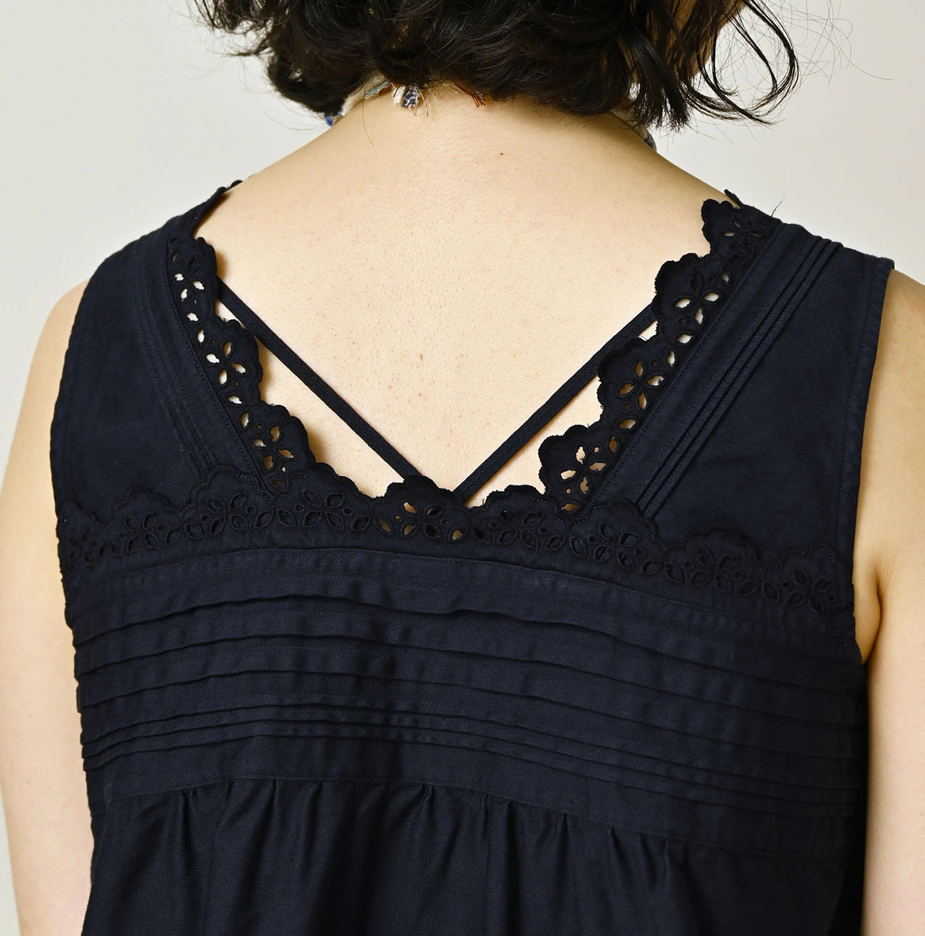 Weft Satin de Sleeveless Top