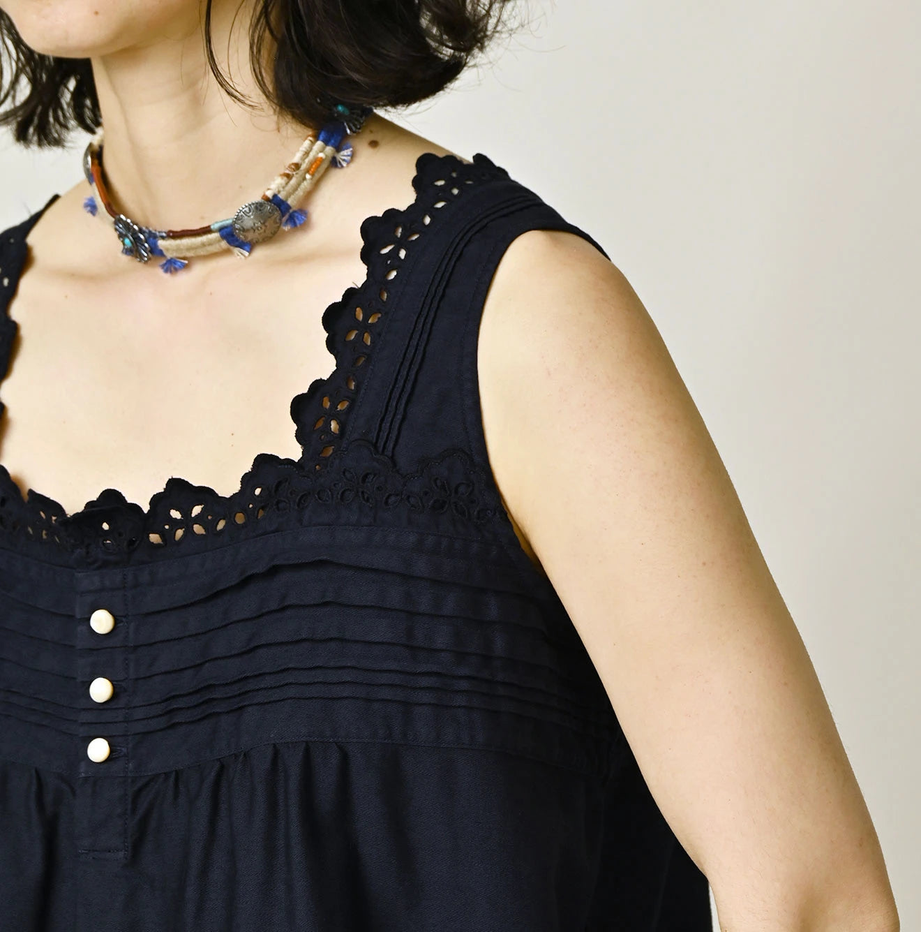 Weft Satin de Sleeveless Top
