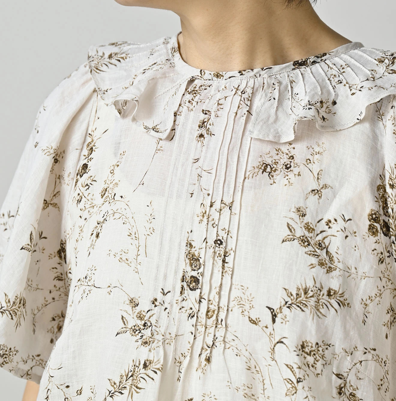 Linen Breezy Campanula Print Tuck Collar Blouse