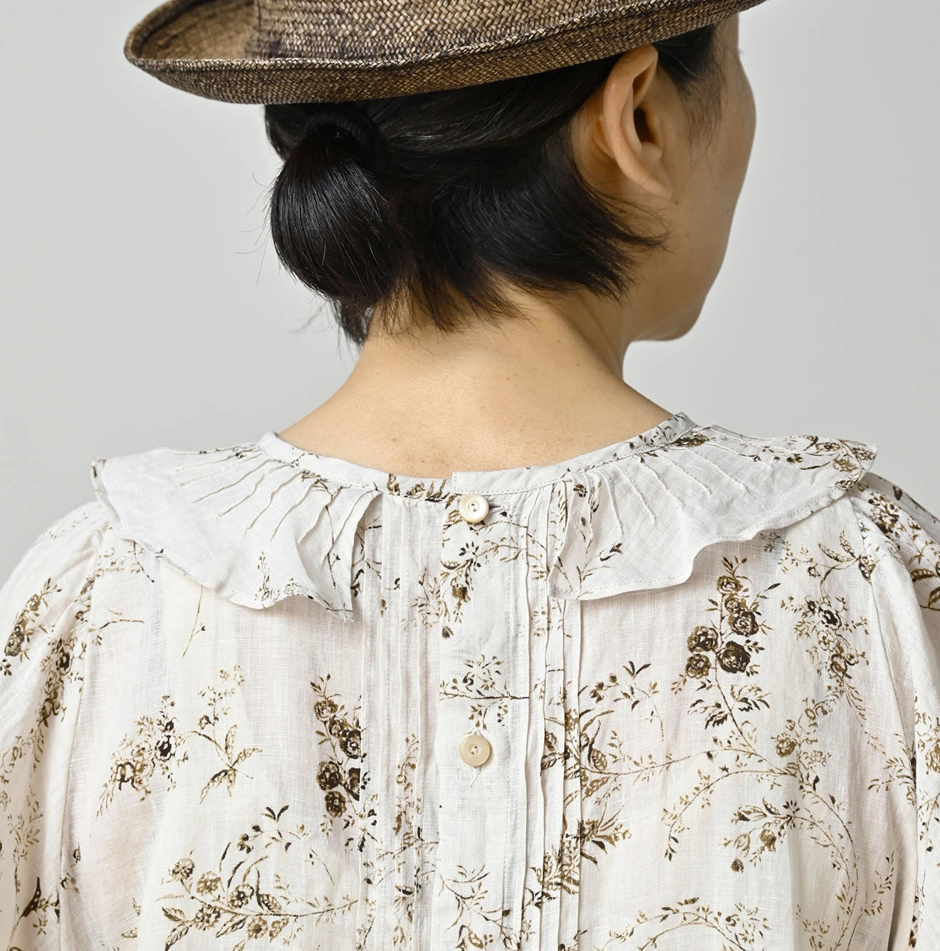 Linen Breezy Campanula Print Tuck Collar Blouse