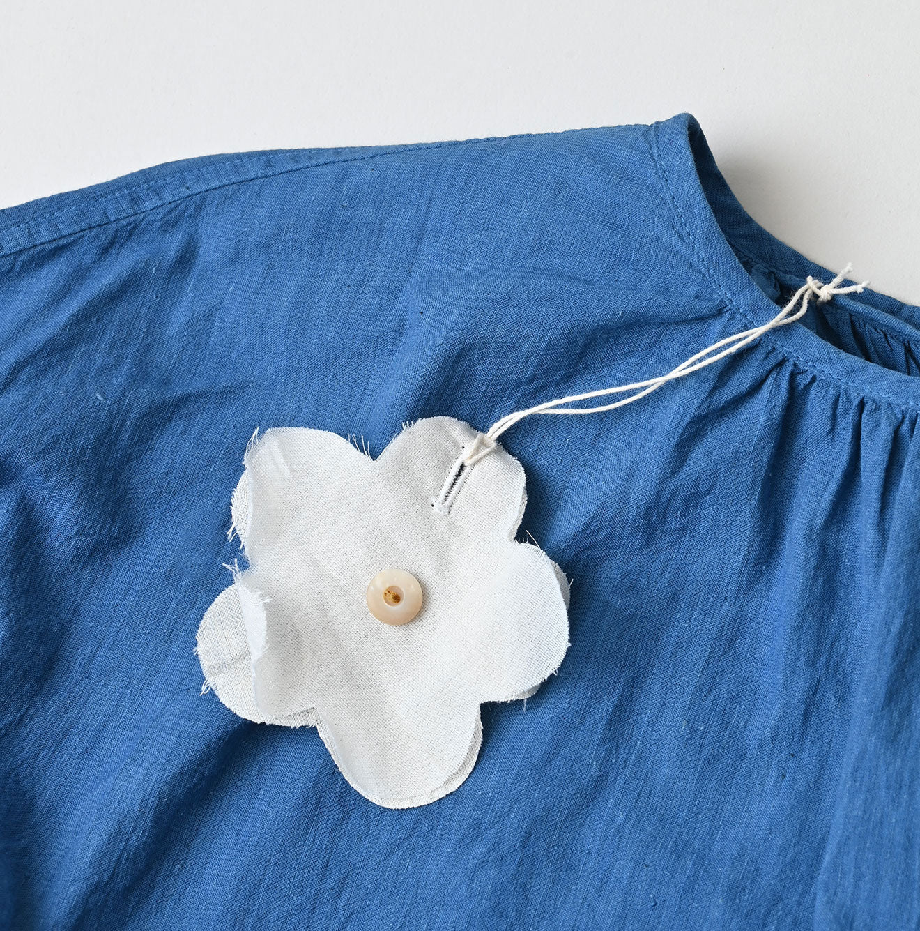 Ai Khadi x Feather Khadi Silk Peplum Frill de T-shirt