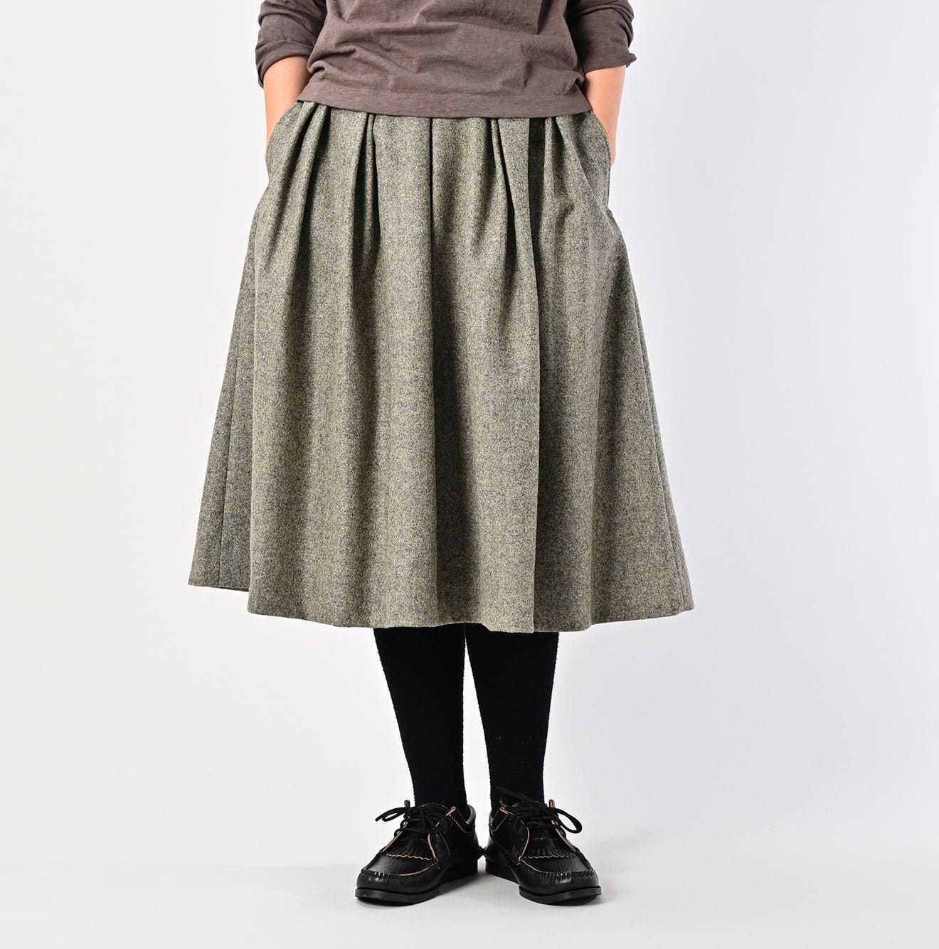 England Flannel Tuck Skirt Female Model