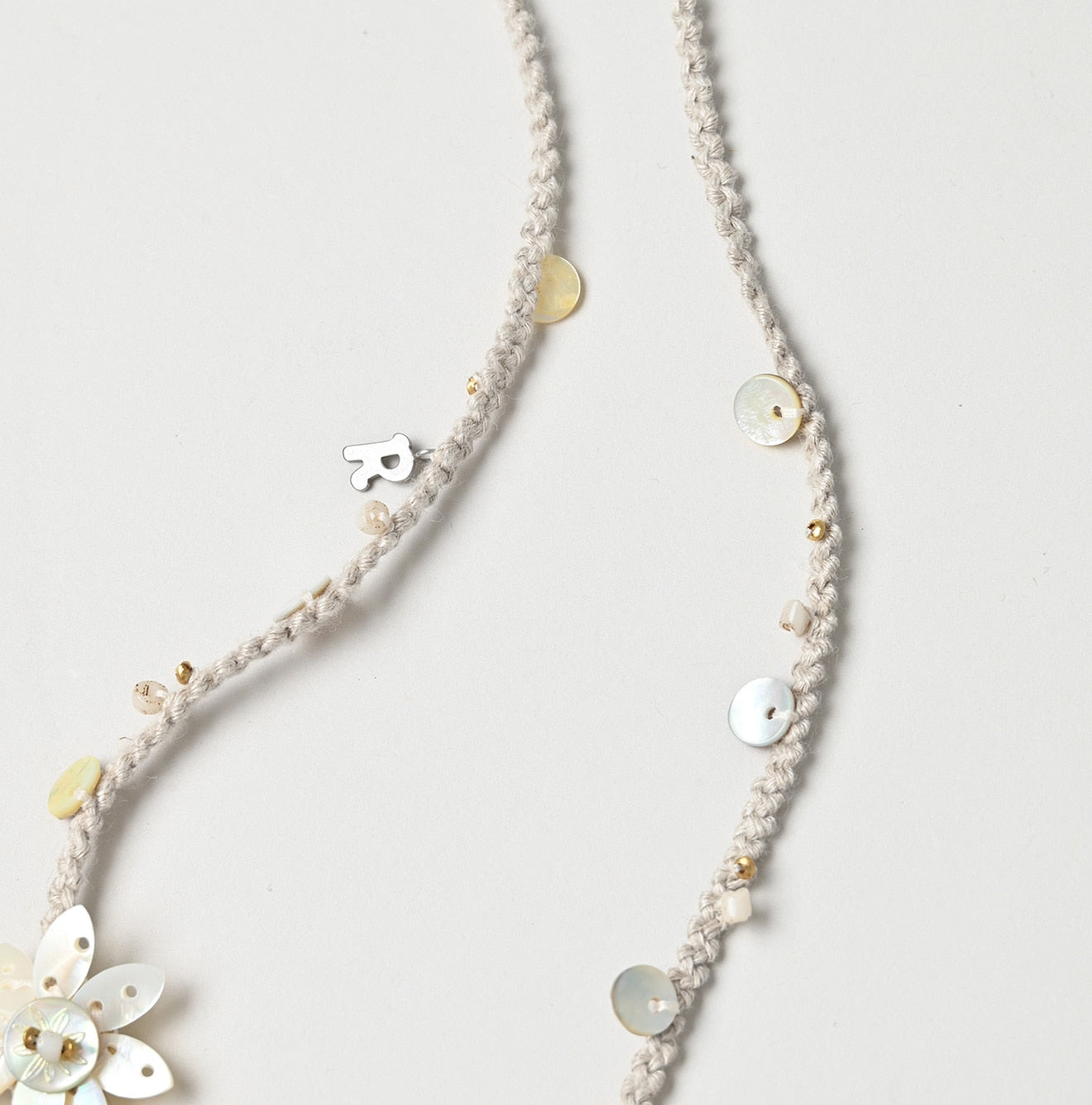 SUN Shell Flower Choker Detail