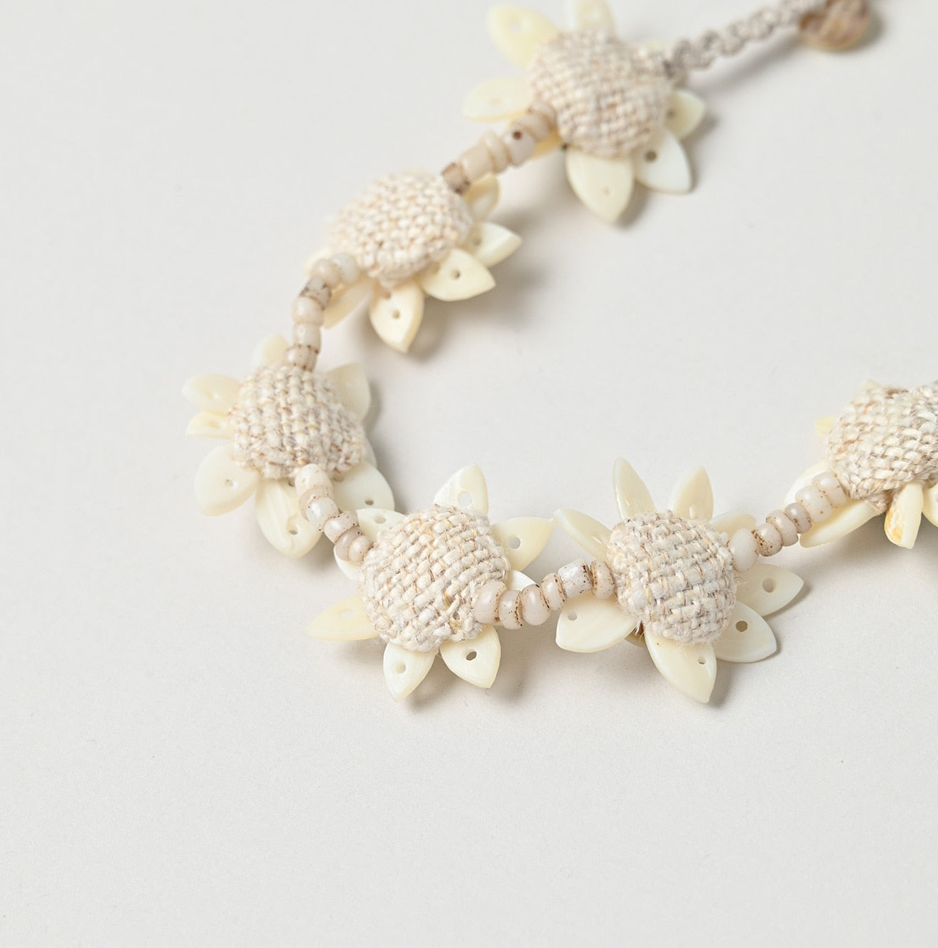 SUN Shell Flower Choker Detail