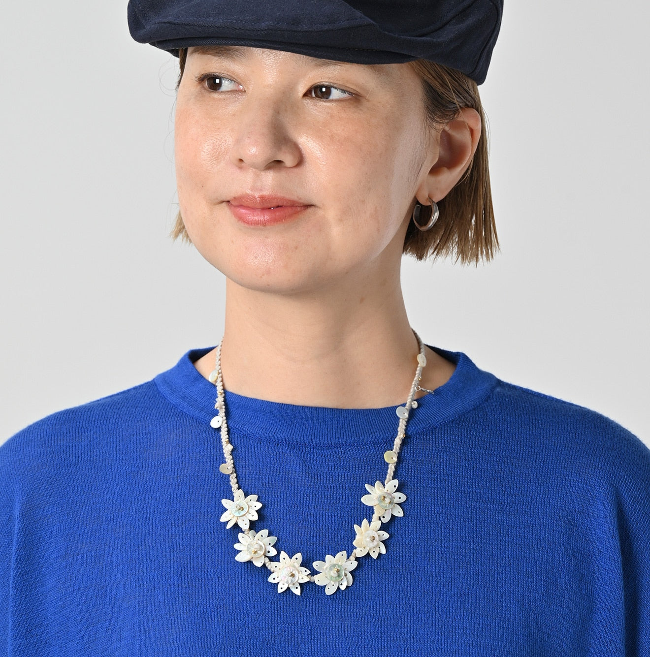 SUN Shell Flower Choker Female Model