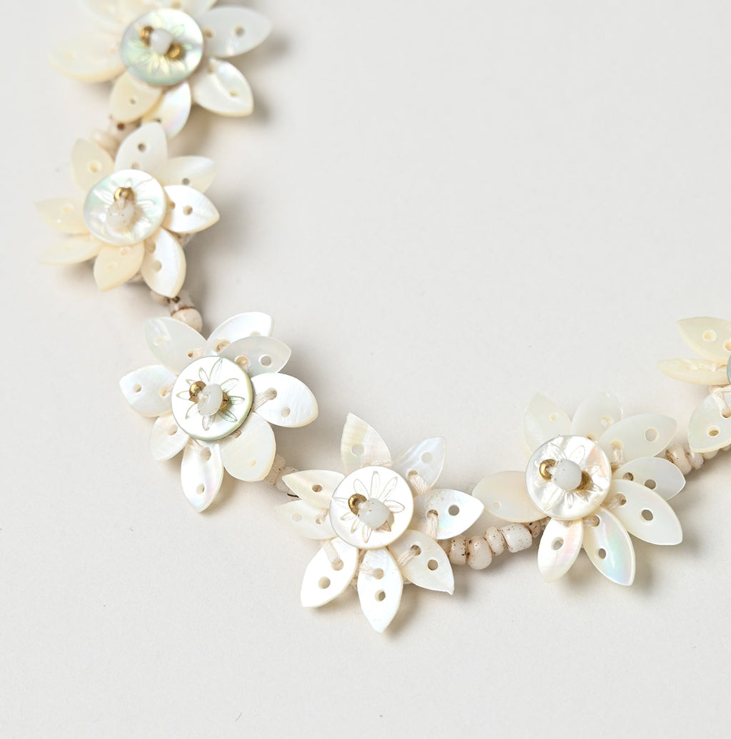 SUN Shell Flower Choker Detail
