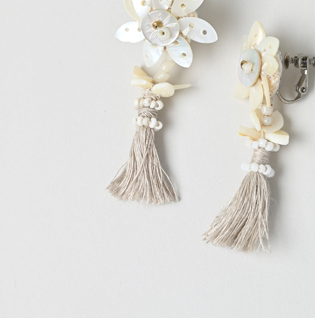 SUN Shell Flower Earrings Detail