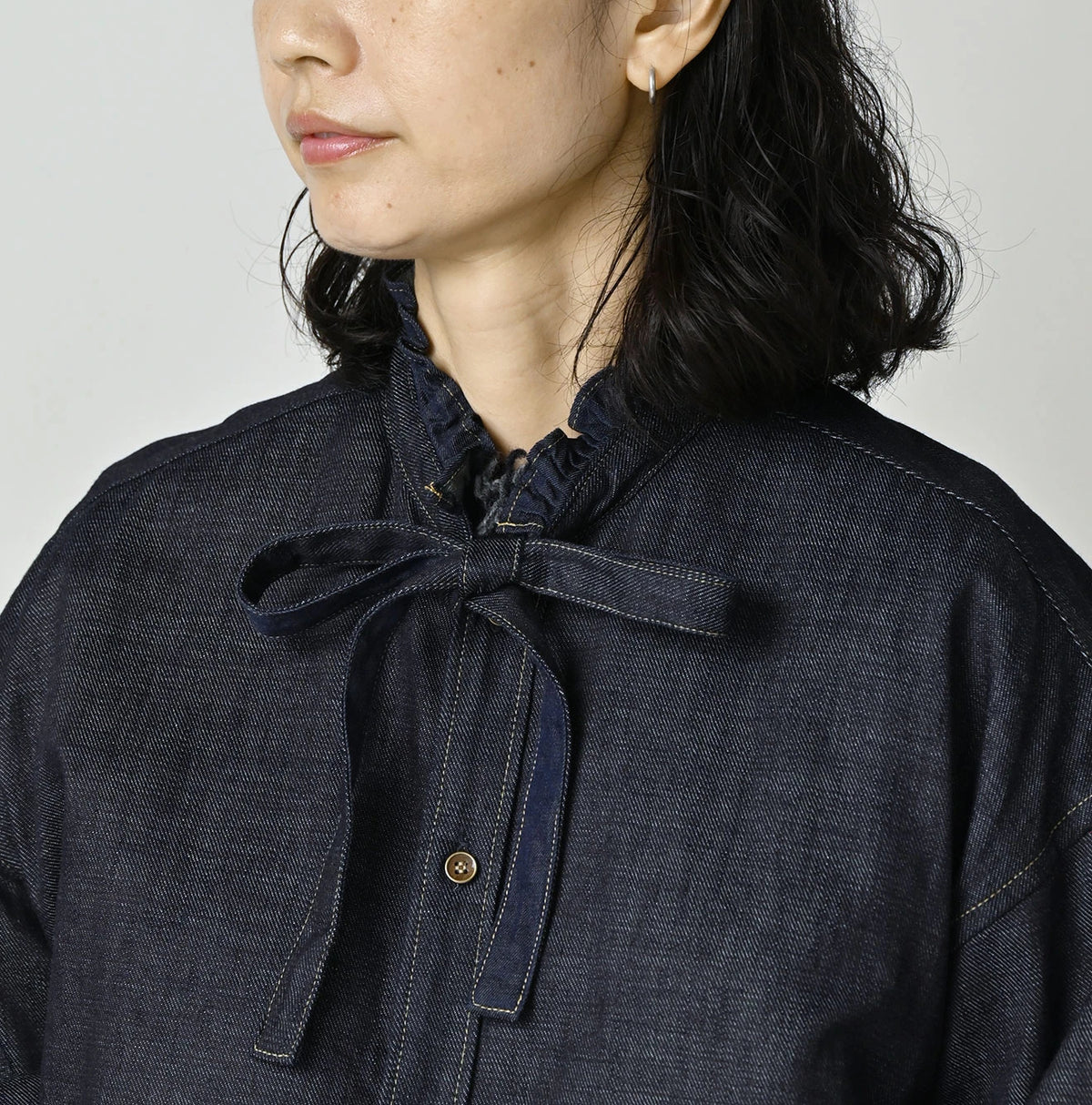 45 Petit Denim Long-Sleeve Bow-Tie Coupé Shirt Nou