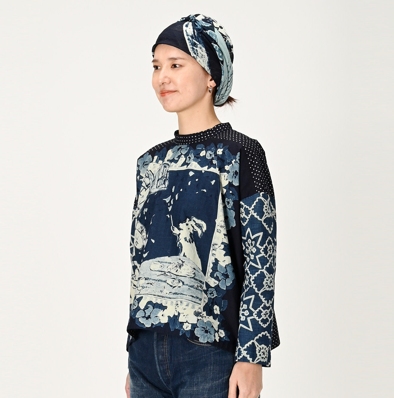 Indigo Picture Book Bandana T-shirt Female Model