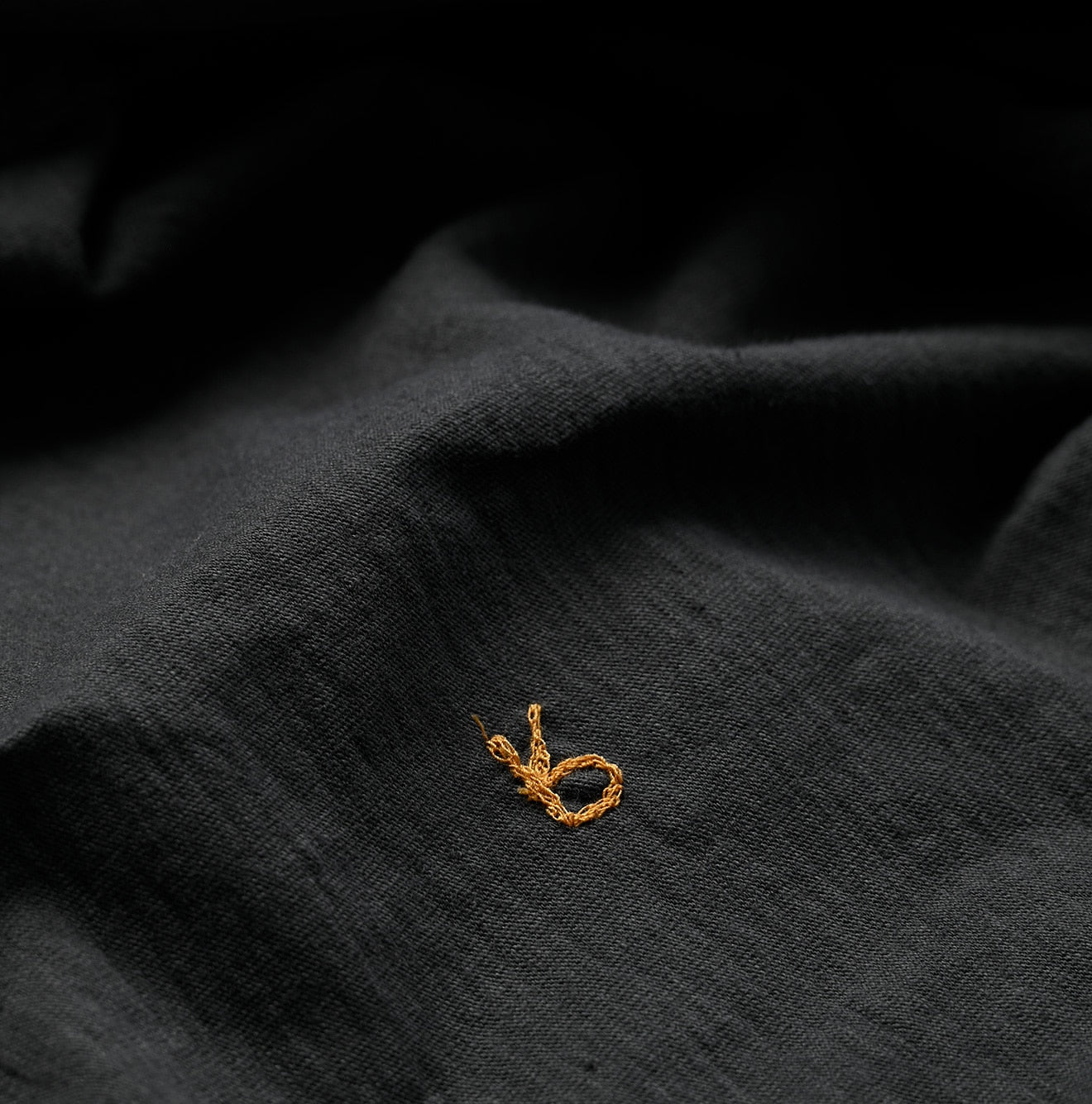 Dozume Tenjiku Yock Neck Big Slit T-shirt Detail
