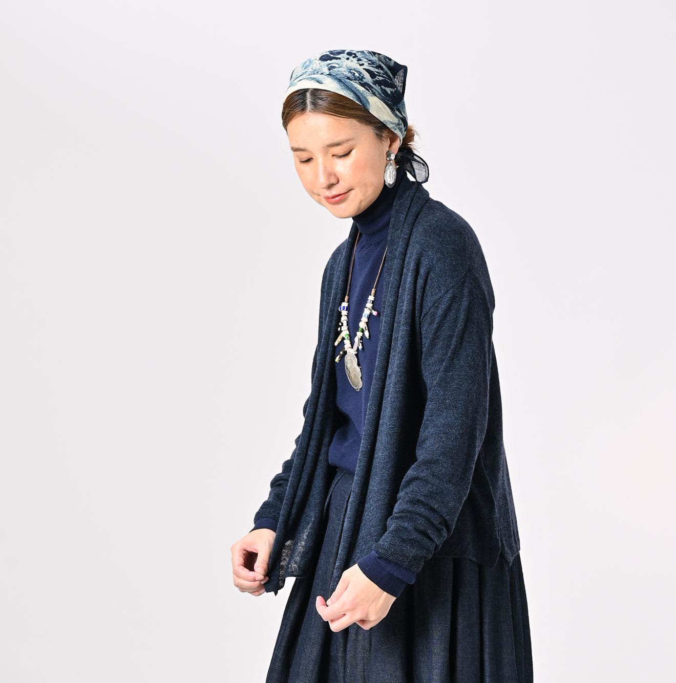 Plant Dyed Cashmere Super Gauze Cache-Coeur Female Model