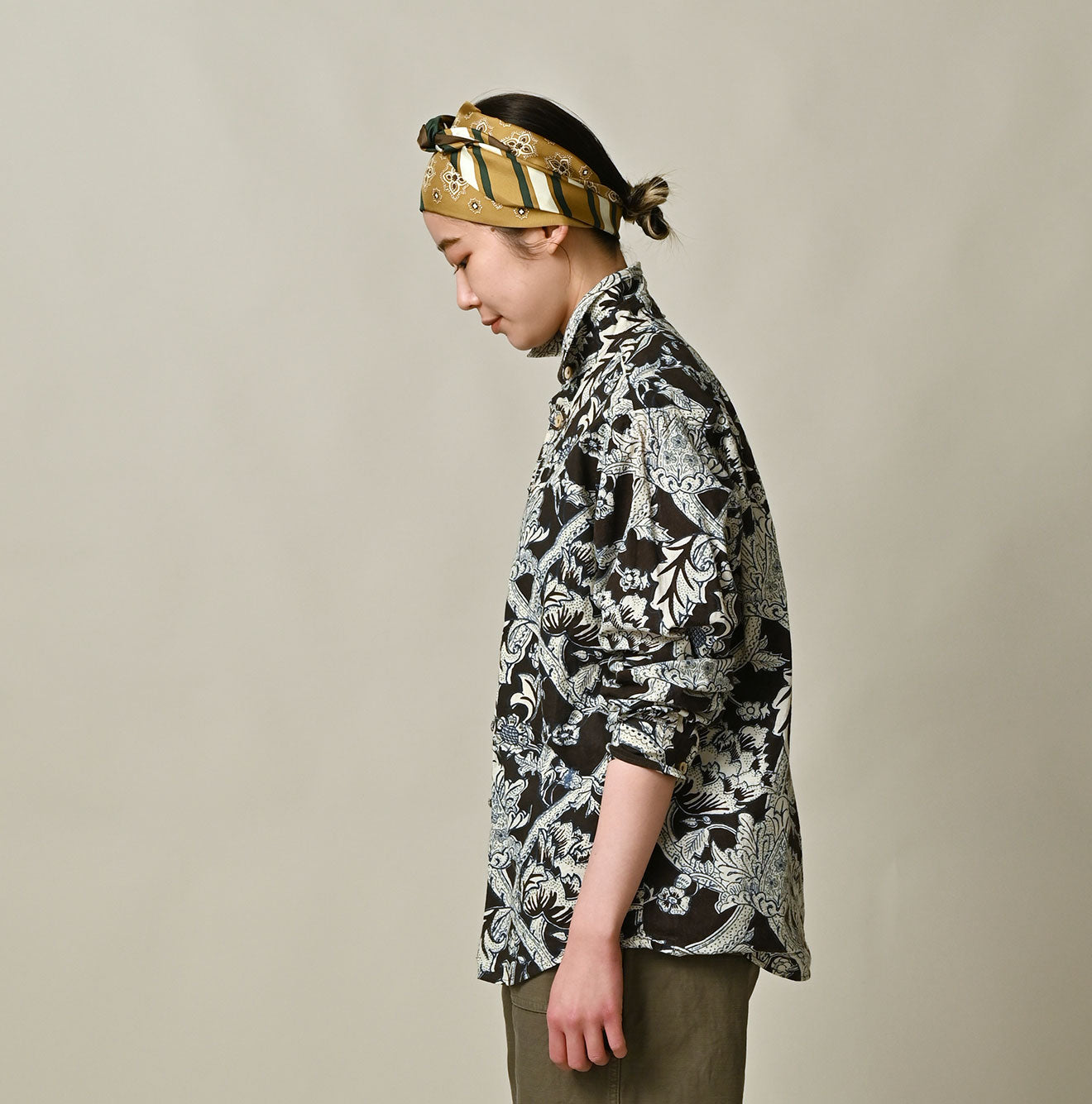 Indian Khadi Flower Sarasa Print 8-knot Shirt Female Model