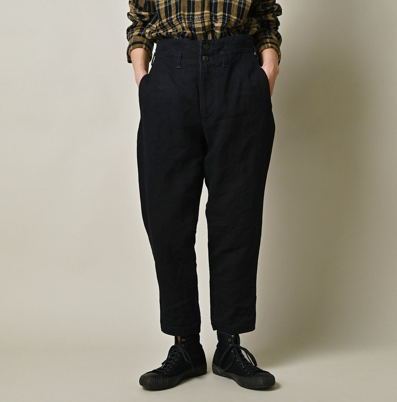 Indigo Linen Herringbone 908 Joppan Female Model