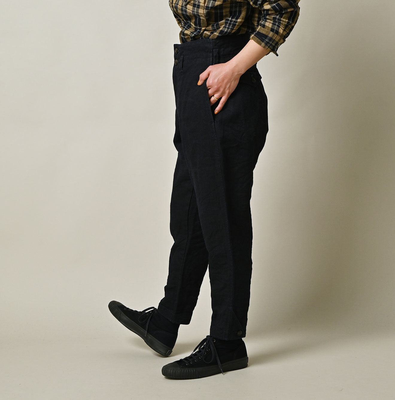 Indigo Linen Herringbone 908 Joppan Female Model