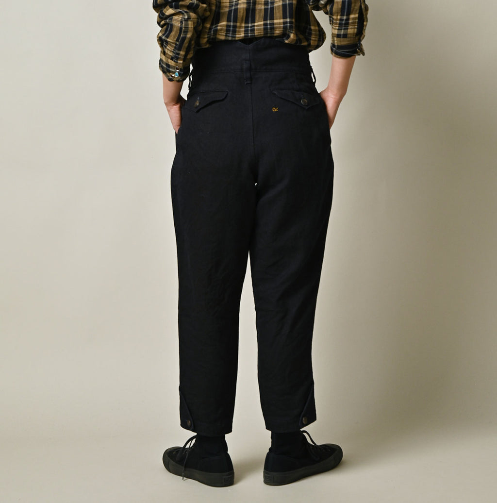 Indigo Linen Herringbone 908 Joppan Female Model