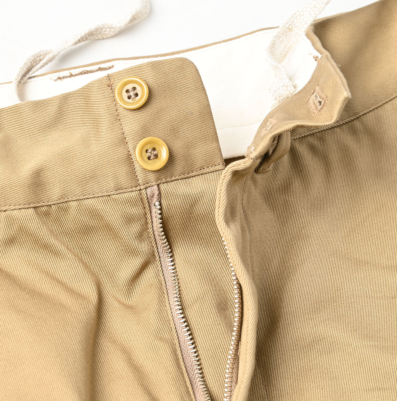 Chino 908 Neem Pants Detail