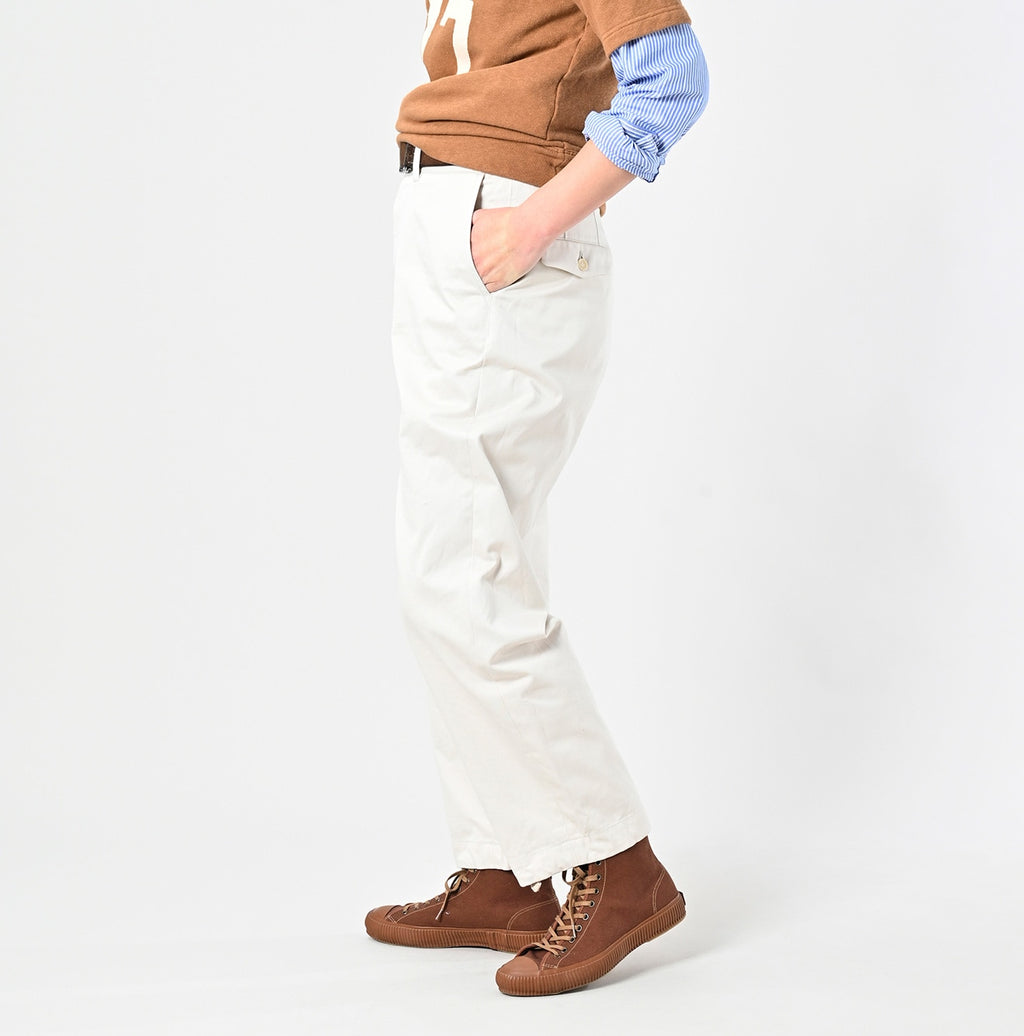 Chino 908 Neem Pants Female Model