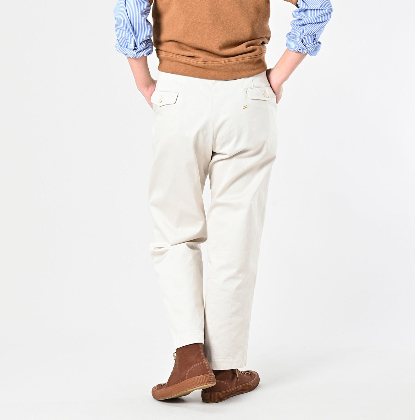 Chino 908 Neem Pants Female Model