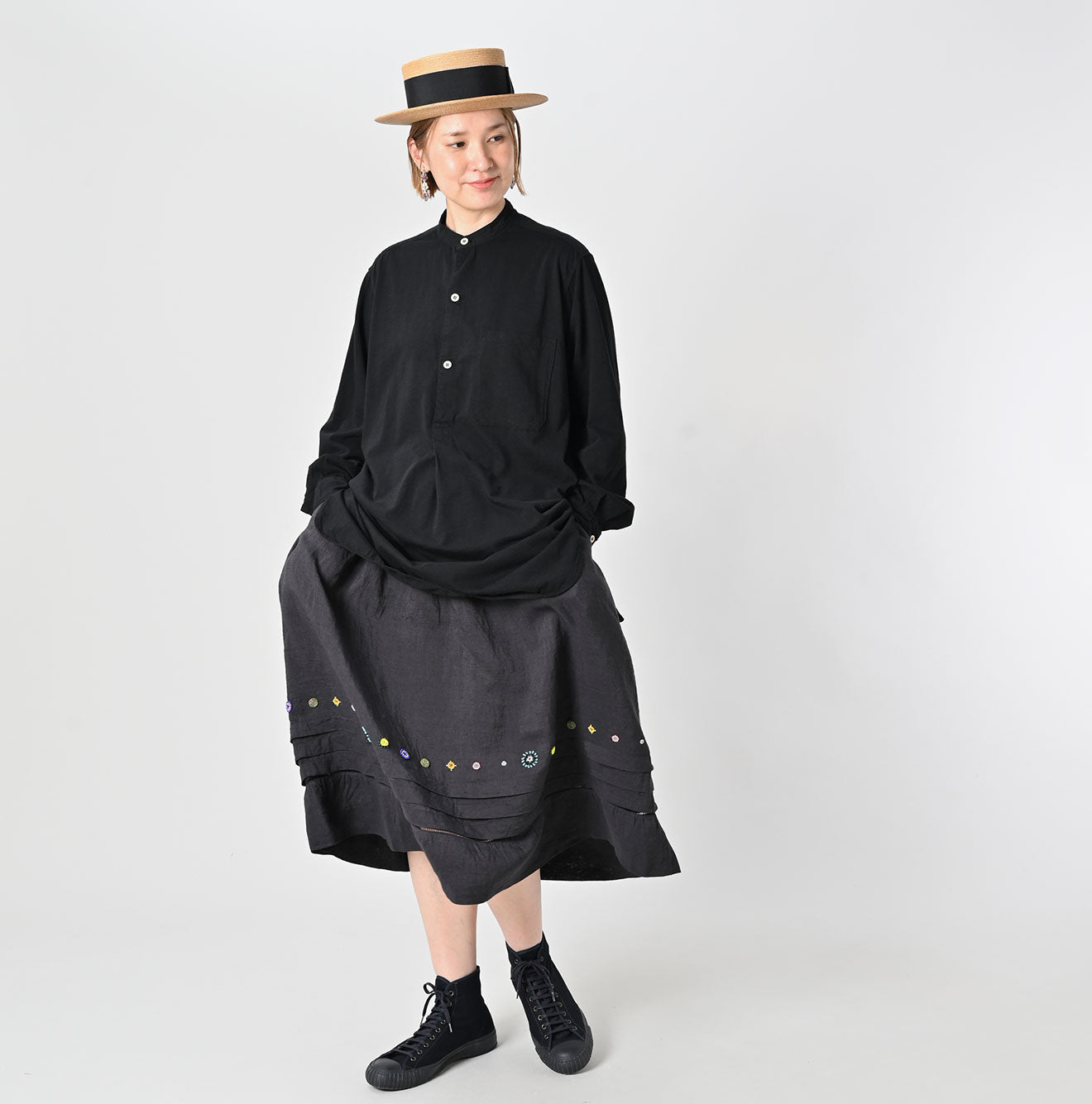 Supima Tenjiku 908 Grandpa Pull Shirt Female Model