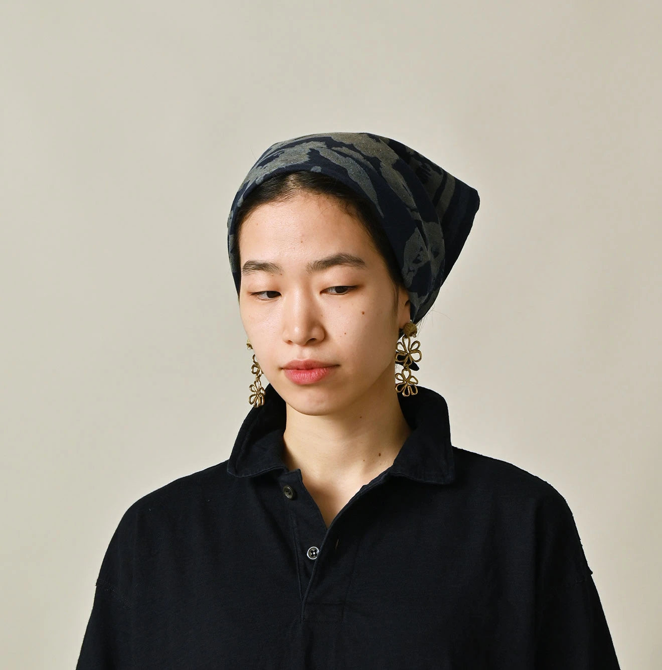 Indigo Linen Flax Flower Bandana Female Model