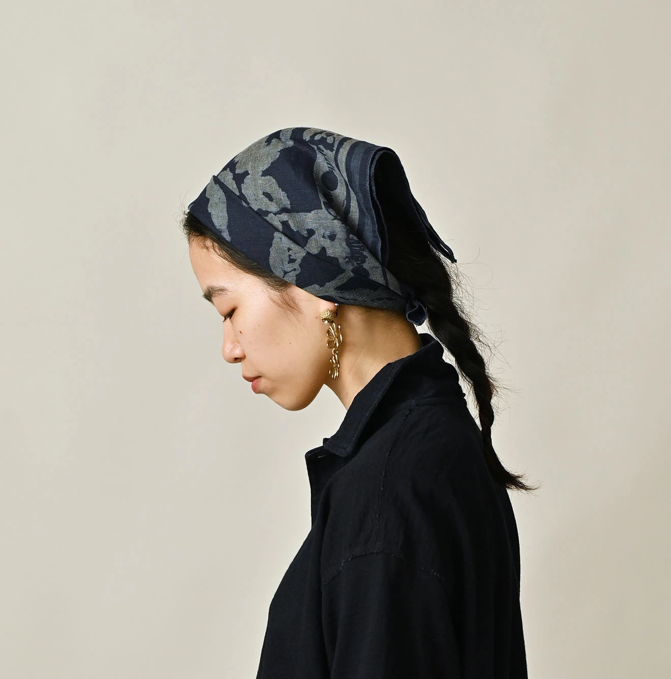 Indigo Linen Flax Flower Bandana Female Model