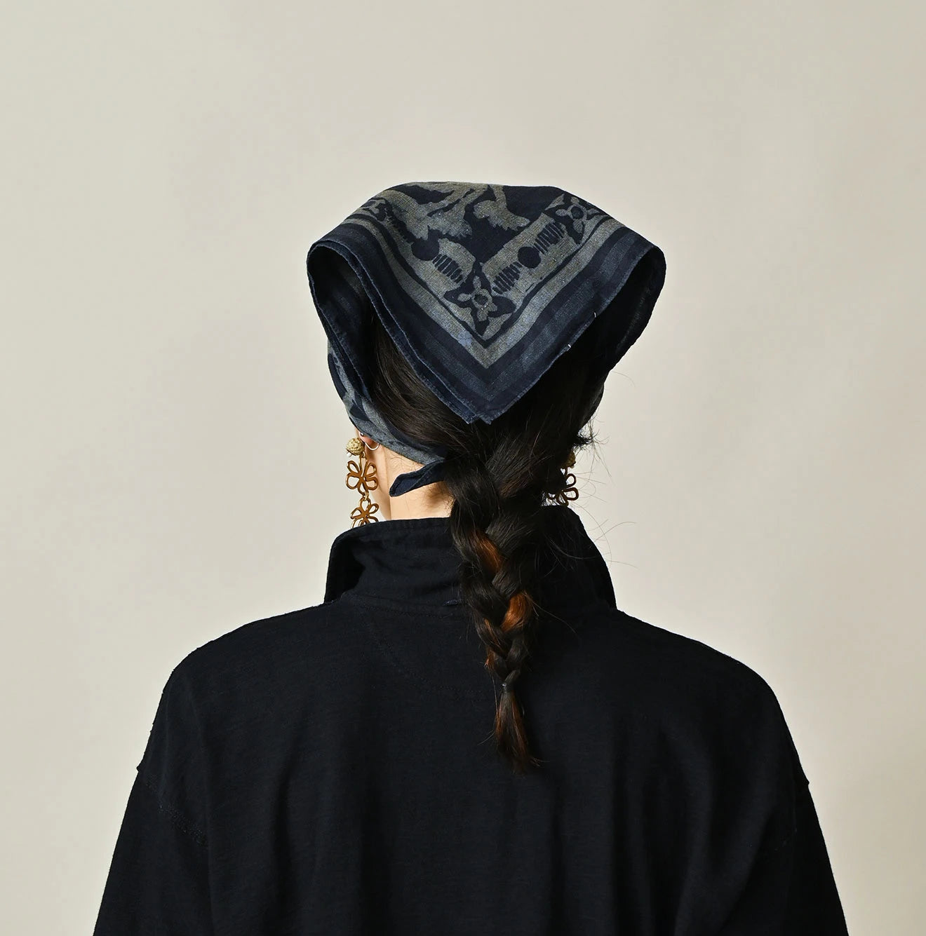 Indigo Linen Flax Flower Bandana Female Model