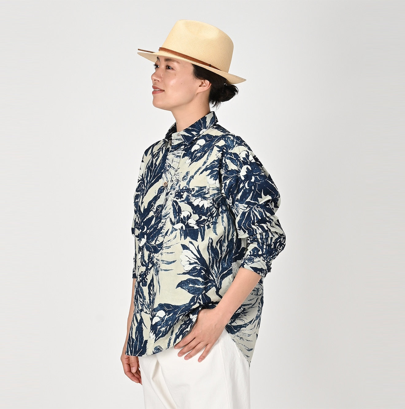 Indigo Eastern Aloha 908 Ocean Petit Collar Pull Shirt Female Model