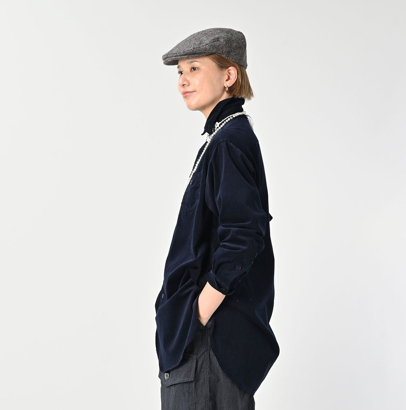 Pin Corduroy 908 Gatcha-Pocket Shirt Female Model