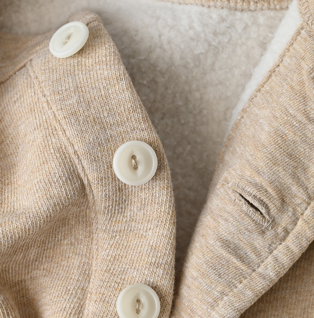 Top Urake 908 Henley Detail